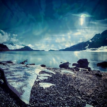 南極の凍った湖に停泊する巨大UFOが撮影される