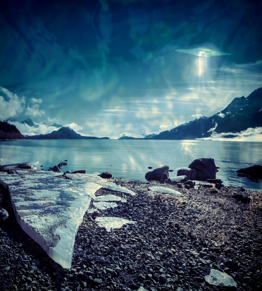 南極の凍った湖に停泊する巨大UFOが撮影される