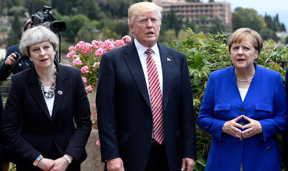 【イルミナティ招集のサインか？！】G7会議で、トランプ大統領の横に立つドイツのメルケル首相がある「サイン」を送っている