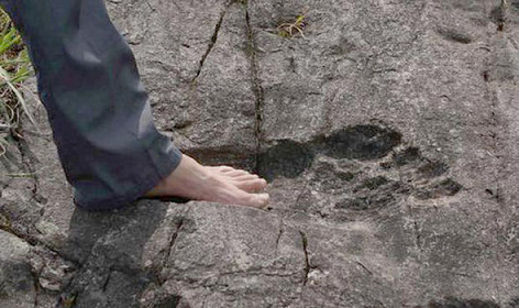 地球上に巨人が存在した証拠？！巨大な人間の足跡が中国で発見される