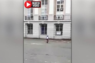 【恐怖！】自転車に乗る少年をじっと窓から見つめる女性の霊？！