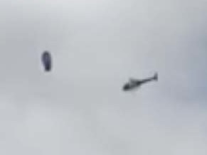 【なんだこれ？！】ロサンゼルス上空で静止するUFOと、その周りを周回する警察ヘリ