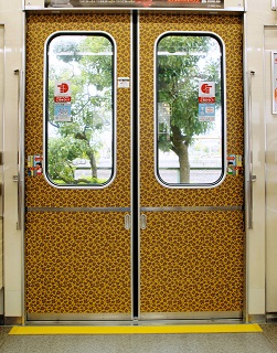 大阪の地下鉄にヒョウ柄！？　扉の模様にＳＮＳざわつく