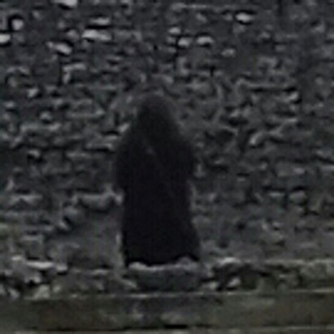 イギリスの古城に出現した黒マントの人物！その正体とは・・・？