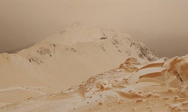 【自然現象？！】奇妙なオレンジ色の雪に覆われたスキー場がまるでこの世の終わり