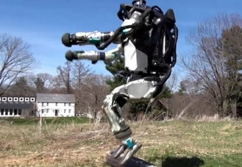 ロボットと追いかけっこが出来るかも？！自力で公園を走る人間型ロボット「アトラス」