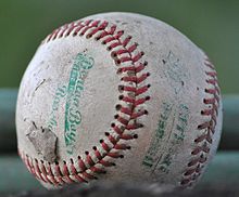 プロ野球の試合中に自分のビールカップにボールが飛び込んだ！本物の野球ファンならどうする？！