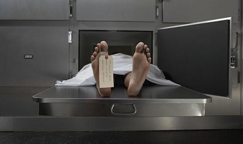 死から生還した女性：遺体安置所の冷蔵庫で生きていた！！