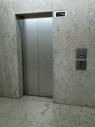 シカゴでエレベーターが急降下、あわや大事故に！